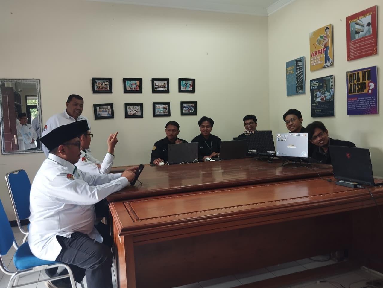 Ruang layanan / ruang rapat Unit Kearsipan 3