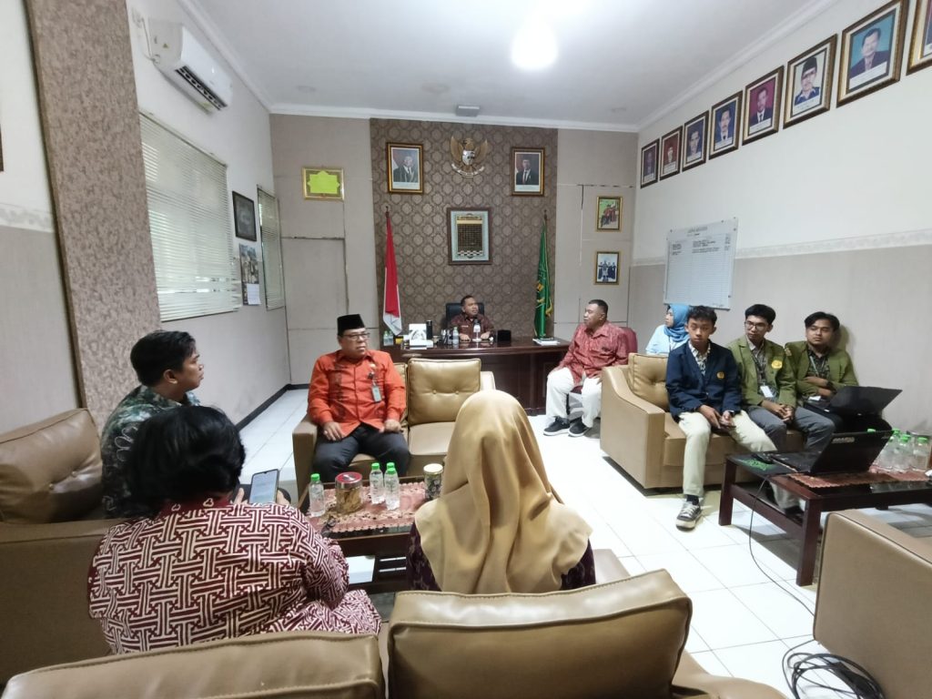 Kegiatan Presentasi Mini Projek dari Anak Magang UPN serta UNESA di Ruangan Kepala Kantor Kementerian Agama Kota Surabaya