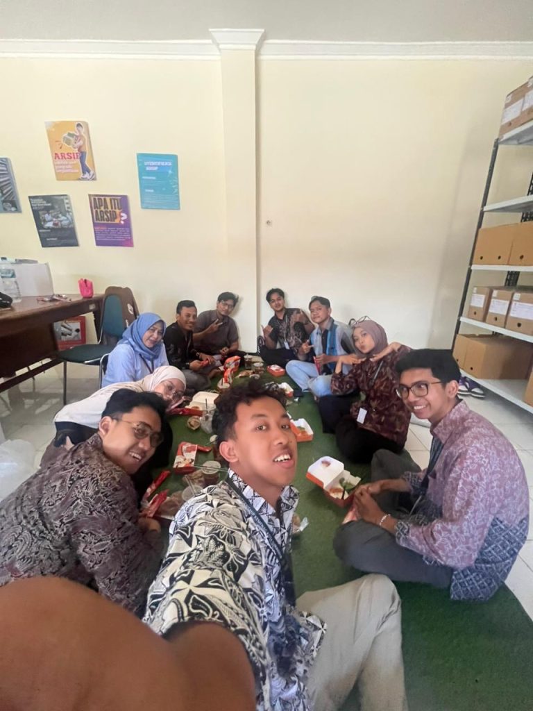 Makan Siang Bersama Anak Magang beserta Pegawai Unit Kearsipan 3 Kementerian Agama Kota Surabaya