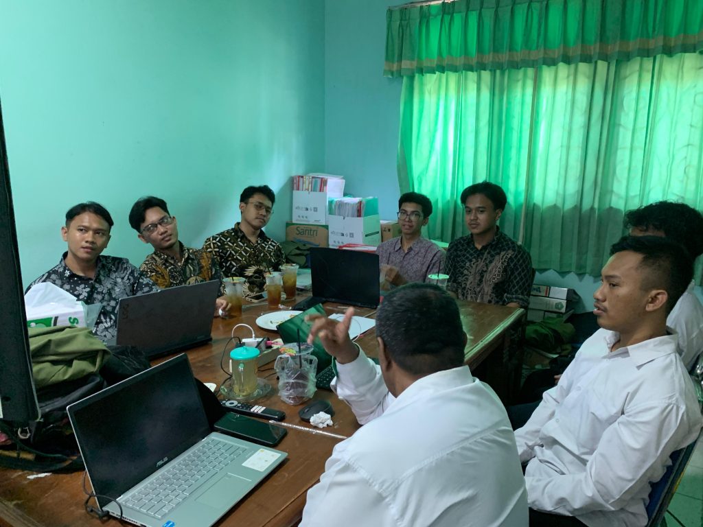 Kegiatan Evaluasi setiap hari Jumat dengan Arsiparis Ahli Muda di Unit Kearsipan 3 Kementerian Agama Kota Surabaya