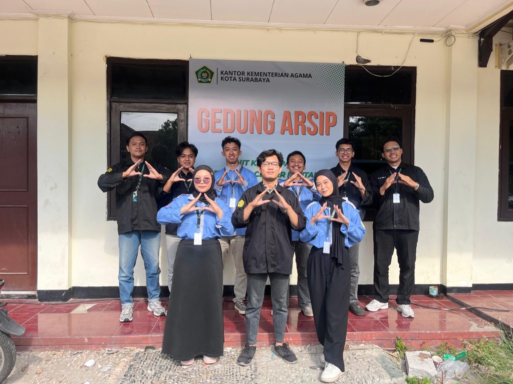 Foto di depan Gedung Arsip Unit Kearsipan 3 Kementerian Agama Kota Surabaya yang baru