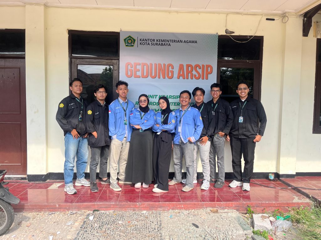 Foto dari Mahasiswa Magang Kampus UNESA dan UPN di depan Gedung Arsip Unit Kearsipan 3 Kementerian Agama Kota Surabaya yang baru