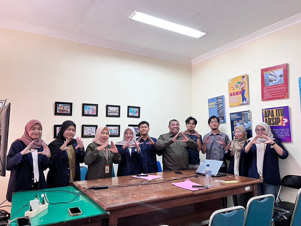 Foto Bersama Kegiatan Observasi dari Mahasiswa Semester 7 Kampus Universitas Negeri Surabaya di Unit Kearsipan 3 Kementerian Agama Kota Surabaya