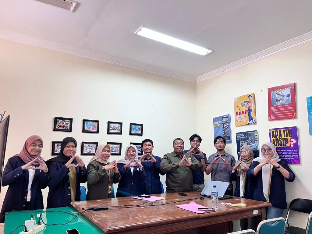 Foto Bersama pada Kegiatan Observasi dari Mahasiswa Semester 7 Kampus Universitas Negeri Surabaya di Unit Kearsipan 3 Kementerian Agama Kota Surabaya