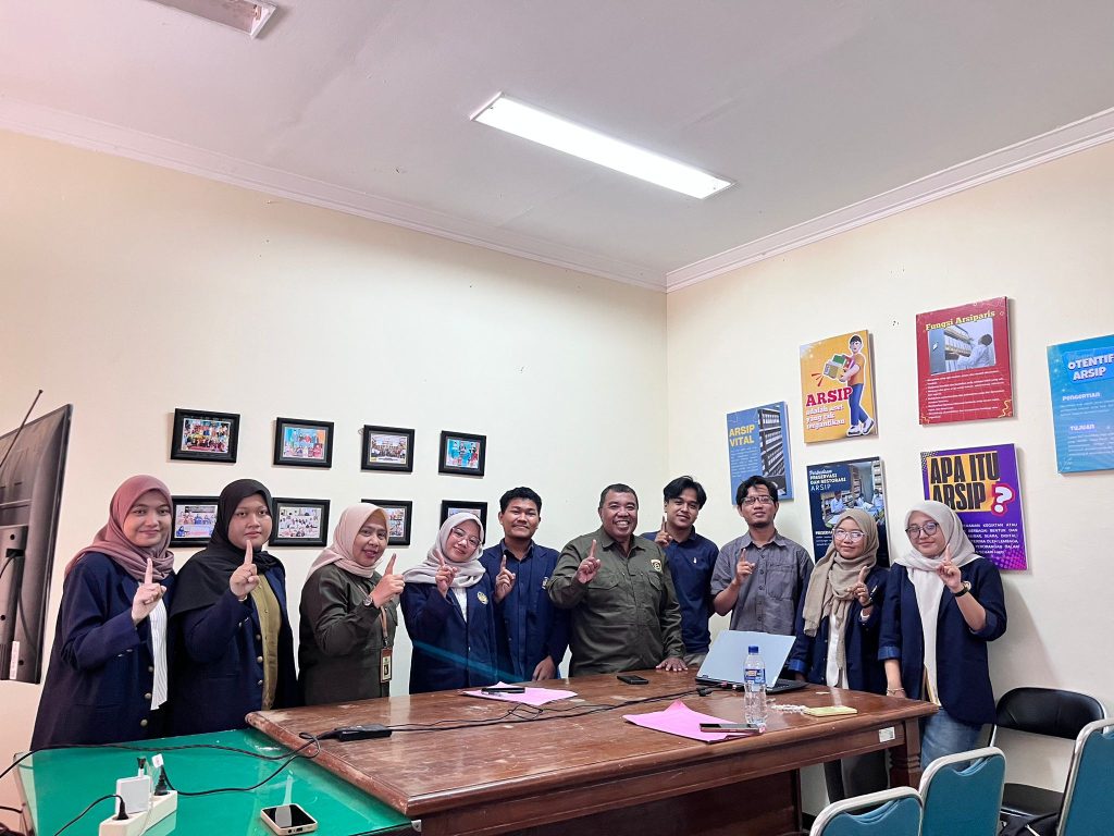 Foto Bareng di Kegiatan Observasi dari Mahasiswa Semester 7 Kampus Universitas Negeri Surabaya di Unit Kearsipan 3 Kementerian Agama Kota Surabaya